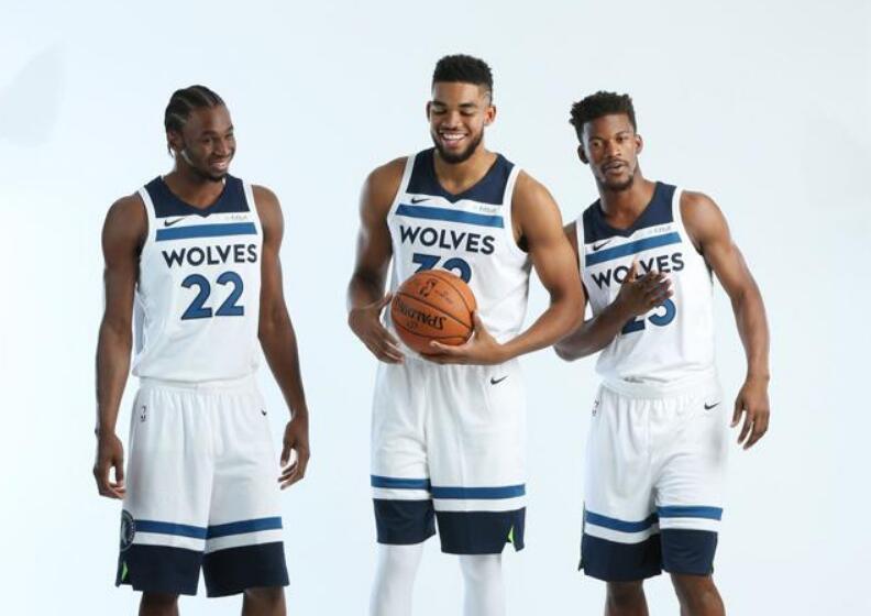 面对右脚同 面对右脚同